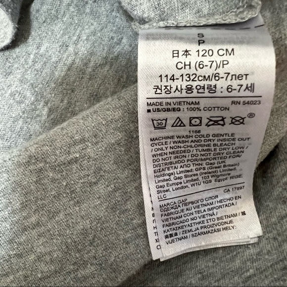 𝅺gap Kids Sequin Strawberry Short Sleeve T- Shirt - Size 6-7 years. Color gray - Picture 6 of 6